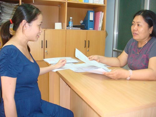 Bà Lê Thị Kiều Ngân (trái) trình bày vụ việc tại Báo Người Lao Động