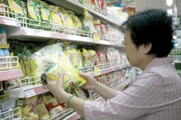 Người tiêu dùng chọn mua sản phẩm hạt nêm tại một siêu thị ở Tp.HCM - Ảnh: Lê Toàn.