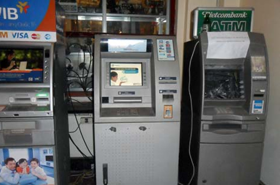 Một máy ATM của Vietcombank tại Hà Nội bị cạy phá.