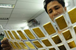 So với cuối tuần trước, giá vàng trong nước hiện đã nhích thêm 10.000-20.000 đồng mỗi lượng tùy thương hiệu.