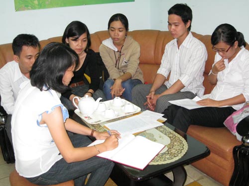 Các nhân viên Công ty TNHH Tư vấn và Dịch vụ Tài chính Kế toán M.K.T trình bày bức xúc với phóng viên tại Báo Người Lao Động