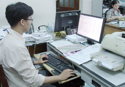 Nhân viên Sở KH&ĐT xử lý hồ sơ đăng ký kinh doanh qua hệ thống đã kết nối.